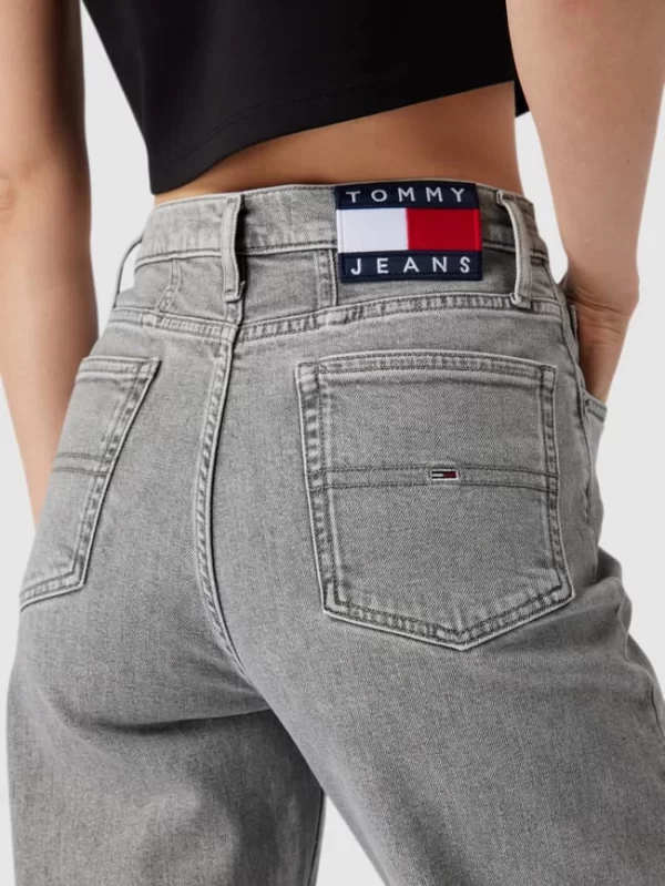 Tommy Jeans Tapered Fit Jeans Mit Stretch-Anteil Modell ‘Mom Jean’ – Hellgrau 4